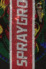 Mochila Sprayground Trinity 100 Bill con diseño de calavera y billetes de 100 dólares con incrustaciones de strass. Tiene un bolsillo frontal con cremallera, bolsillos laterales, bolsillo oculto con cremallera, acolchado ergonómico en la parte posterior en malla, correas ajustables, cierres de nylon con herrajes de metal y placa "Sprayground Authentic" en metal. El interior tiene un compartimento separado para portátil, compartimento separado en velour para lentes de sol y bolsillo organizador en malla.