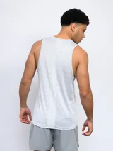 Musculosa de entrenamiento Umbro negra con cuello y sisas en gris. Logo de la marca estampado en el pecho.