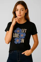 Remera negra de algodón con estampado de flores azules y texto "Let Love In".