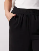 Pantalón negro de pierna ancha, marca Ninety. Con pretina ancha y elastizada.