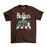 Remera marrón con estampado de la portada del álbum Abbey Road de The Beatles.