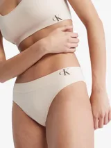 Bombacha Calvin Klein color beige, corte clásico, con logo CK en la cintura.