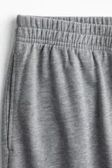 Pantalón deportivo gris de corte recto, con cintura elástica y bolsillos laterales.