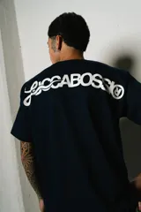 Remera azul marino de corte regular fit, confeccionada en jersey de algodón. Estampa frontal pequeña y estampa grande en la espalda con el logo de la marca en color blanco.