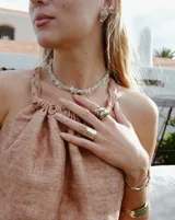 Collar regulable de bronce macizo con cuentas de piedra natural de cuarzo lima y jaspe rojo, y un dije central de labradorita.