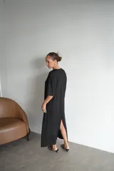 Vestido largo azul marino de manga corta y cuello redondo, corte holgado.