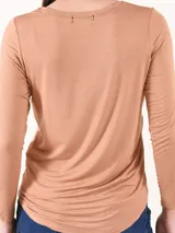 Remera de manga larga color camel, de corte recto y cuello redondo.