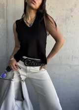 Musculosa de punto color negro con escote en V y botones decorativos en los laterales.