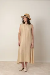 Vestido midi marrón de tejido tramado, corte suelto, sin mangas y con bolsillos laterales.