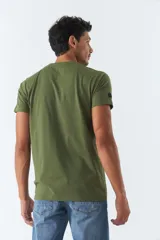 Remera azul de algodón con cuello redondo, mangas cortas y estampado frontal con la frase 'Enjoy Your Problems'.