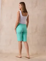 Bermuda color beige en gabardina elastizada, con pretina ancha elastizada, bolsillos simulados en la parte delantera y bolsillos aplicados en la parte trasera.