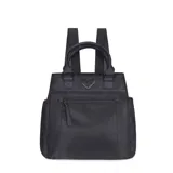 Mochila negra con detalles en cuero sintético, con asa de mano y tiras ajustables para la espalda. Presenta un bolsillo frontal con cierre y un dije metálico con forma de corazón.