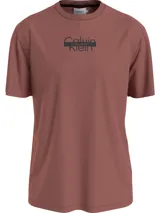 Remera color ladrillo de algodón, con cuello redondo y logo de Calvin Klein estampado en el pecho.