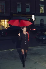 Chaqueta tipo blazer de punto color negro, con cuello solapa, manga larga, falsos bolsillos delanteros con tapetas y cierre frontal con botones dorados.