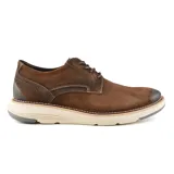 Zapato acordonado de cuero marrón, con suela gruesa de goma color crema y detalles de pespuntes.