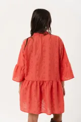 Vestido corto color coral con cuello mao, botones hasta la cintura y mangas con volados.