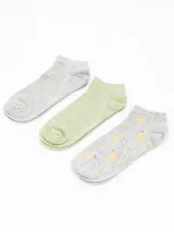 Pack de tres pares de soquetes tobilleros, uno negro liso y dos con estampado animal print en tonos rosa y negro, con puntera y talón en gris.