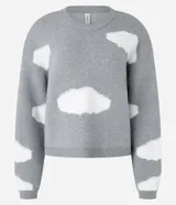 Suéter gris de punto con estampa de nubes blancas, cuello redondo y mangas largas.