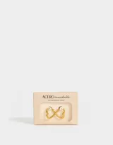 Aros tipo argolla con forma de corazón, hechos de acero quirúrgico color dorado.