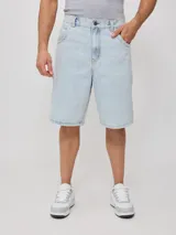 Bermuda de jean celeste de corte recto y tiro medio. Confeccionada en 100% algodón.