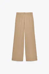 Pantalón negro de vestir, de tiro alto y pierna recta.