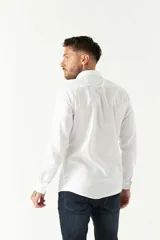 Camisa blanca de hombre, de corte slim, con cuello italiano y logo bordado.