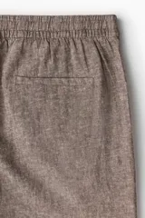 Pantalón marrón claro de lino y algodón, corte recto, con cintura elástica ajustable con cordón, bolsillos laterales y trasero.