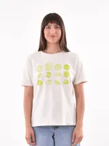 Remera blanca de algodón con estampado de limones y texto en azul.