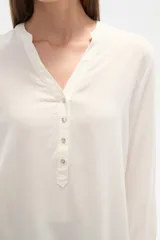 Blusa de viscosa con cuello mao y abertura frontal con botones. Presenta un estampado de rayas verticales finas en tonos azul claro, blanco, marrón y azul oscuro.