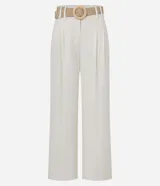 Pantalón wide leg verde oliva de cintura alta, confeccionado en viscolino, con trabillas en la cintura, cierre tradicional y pliegues. Incluye cinturón de rafia artificial.