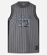 Musculosa deportiva de baloncesto gris con rayas verticales negras, cuello y sisas con ribete negro, y estampado frontal con la palabra "Chicago" y el número "32" en gris.
