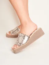 Sandalias con capellada de cuero sintético con estampado de piel de serpiente en tonos plateados y base de goma color beige.