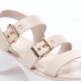 Sandalias de plataforma color beige con tiras anchas y hebillas doradas.
