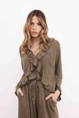 Blusa marrón de lino con cuello en V y volados.