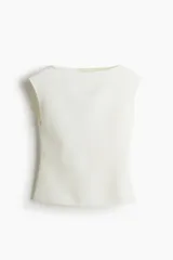 Remera blanca de punto pesado, con escote bote y mangas japonesas. Modelo entallado.