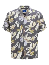 Camisa de manga corta Jack & Jones, con cuello resort y estampado floral en tonos beige, celeste y verde sobre fondo gris.