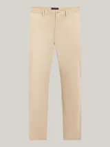 Pantalón chino color beige de Tommy Hilfiger, modelo Denton, con pierna recta y confeccionado en satén de algodón elástico.