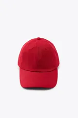 Gorra roja con visera confeccionada en hilatura de algodón 100% y ajuste en la parte posterior.