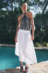 Falda midi de popelina blanca con cintura elastizada y corte evasé.