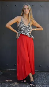 Falda larga color rojo, de corte evasé y con elástico en la cintura.