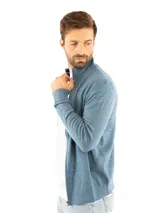 Campera Kevingston modelo Brecker, color celeste, tejida en hilado blend con propiedades anti-pilling. Tiene cuello alto con rayas a contratono y cierre frontal.