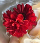 Pinza para el pelo con flores rojas de tela.