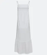 Vestido largo blanco de algodón con tirantes finos, escote cuadrado, detalles de laise en escote y ruedo, y lazo trenzado para atar en la cintura.