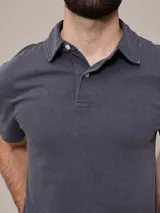 Remera polo marrón de piqué de algodón con cuello clásico y tapeta de dos botones. Logo bordado en el pecho. Corte clásico.