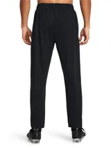 Pantalón deportivo negro Under Armour Challenger, con logo blanco en la pierna derecha.