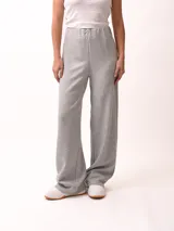 Pantalón palazzo gris melange, de corte amplio y cintura elástica.