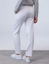 Pantalón de algodón azul marino, corte recto con cintura elastizada y bolsillos laterales.