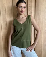 Musculosa verde militar con escote en V y costuras a la vista.