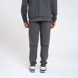 Pantalón de jogging gris con cierres laterales y trasero, y logo de la marca Umbro en la pierna izquierda.