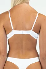 Sostén blanco con breteles finos y copas triangulares con aro.